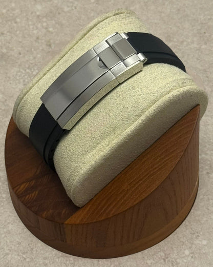 PB TimePiece Marinemaster Poker Face watch featuring a black rubber strap and stainless steel clasp on a display stand